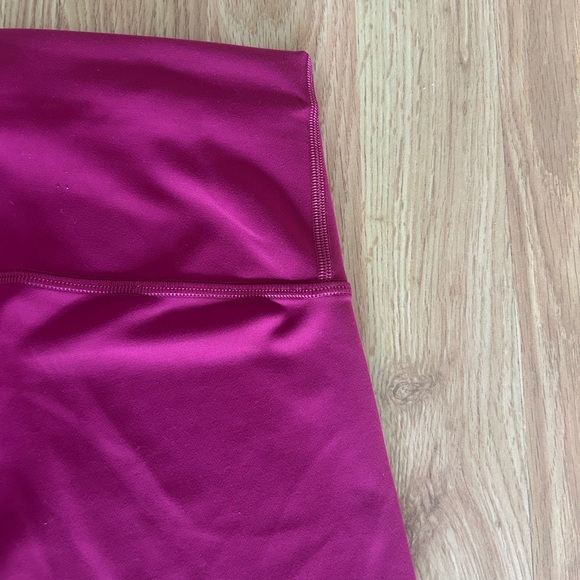 Lululemon Wunder Train High-Rise Tight 28" Leggings
Size 6 - Picture 8 of 9